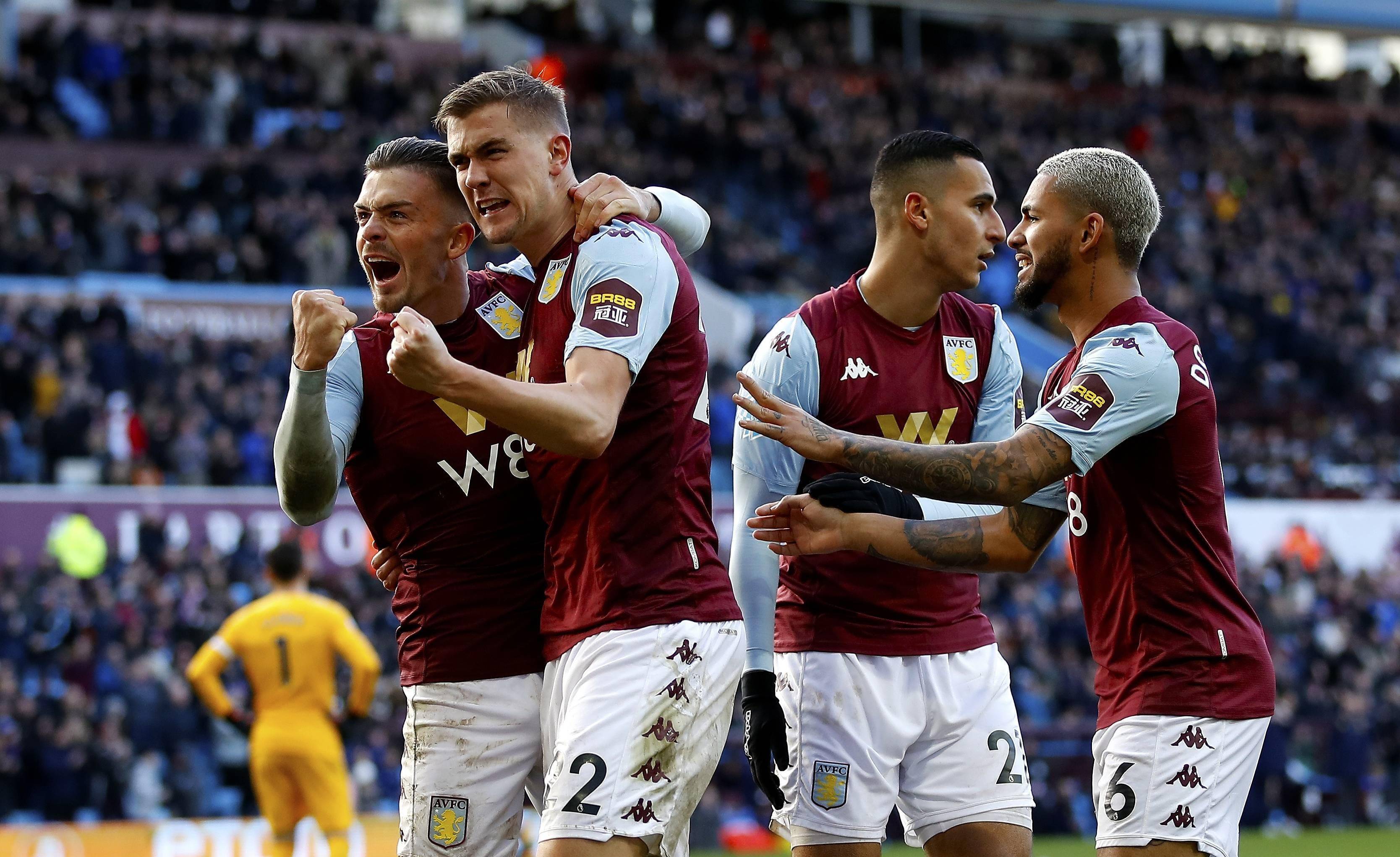 瑞典超保级附加赛被迫四次中断，球迷燃放烟火致人造草皮起火