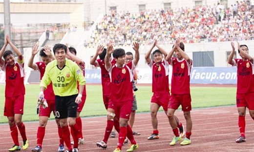 Top Esports 四名玩家跳下并爆炸。 Tarzan 的命运是杀死四个人并击溃 Anyone's Legend 红蓝以赢得第一场比赛。