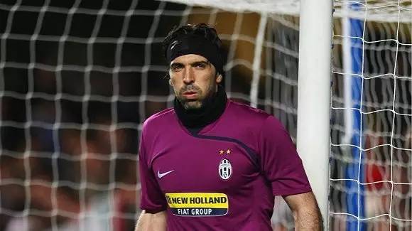 奥莱报：迪马利亚壁画遭到涂污，青训教练指责罗萨里奥球迷