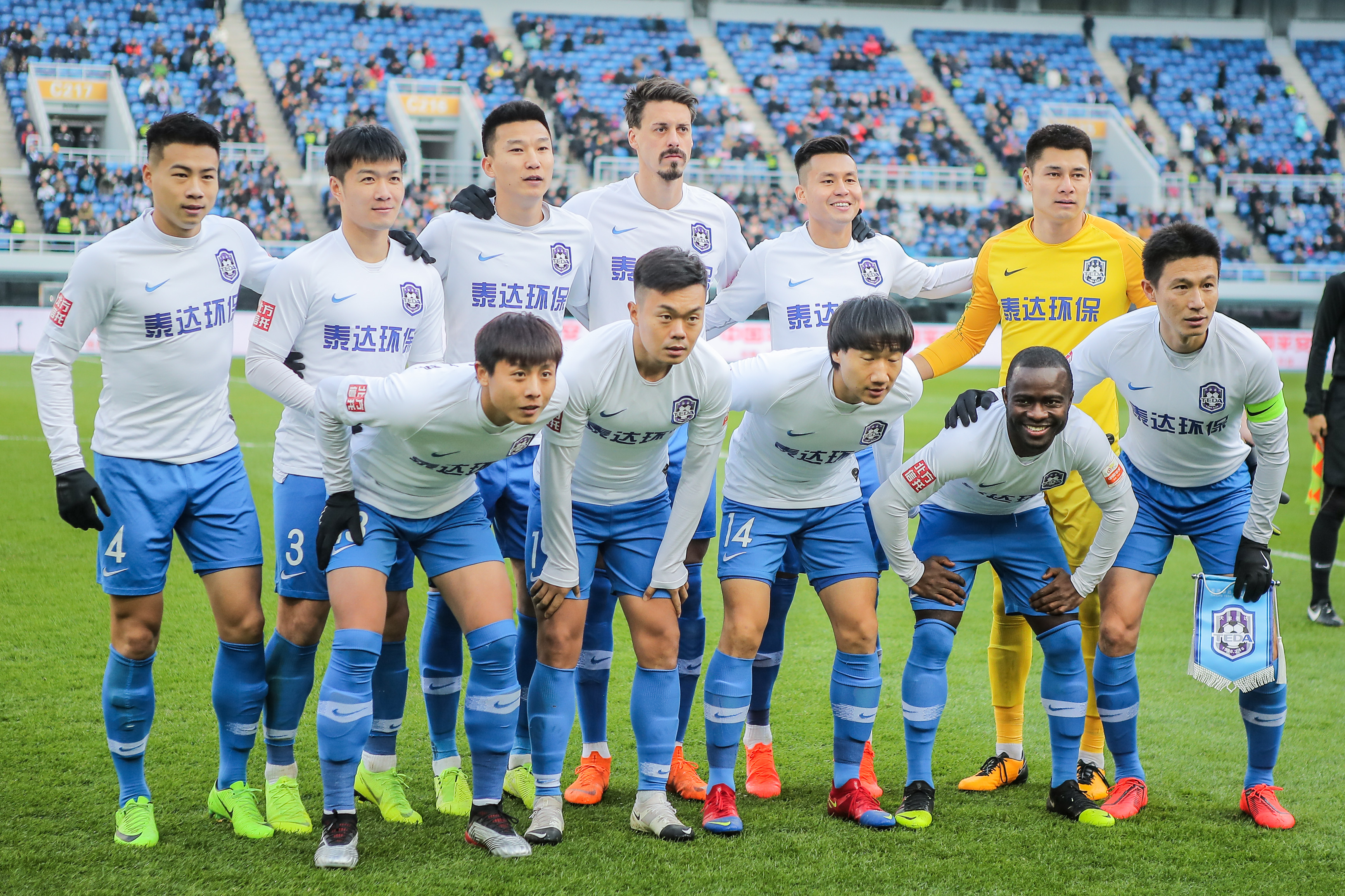 LPL官方海报：战歌奏响 征途在即 四支LPL代表队无畏逐星辰！